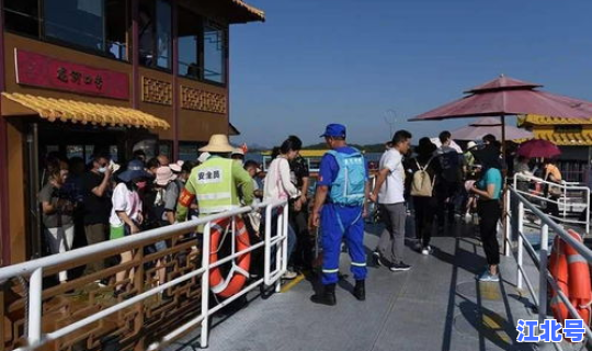 陕西两名游客，两女游客闭馆日