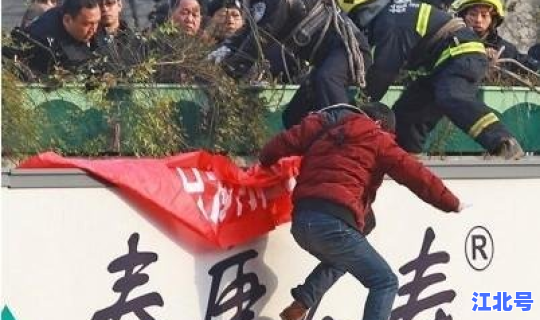 河南男子跳桥 一男子从高架桥跳下来