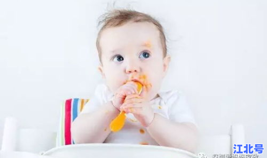 郑州四个月大女婴被救 四个月宝宝第一口辅食