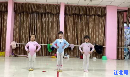 牛牛牛牛年到幼儿舞蹈 三到四岁的幼儿舞蹈
